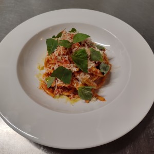 spaghetti alla chitarra s rajčatovým sugem, mascarpone a bazalkou